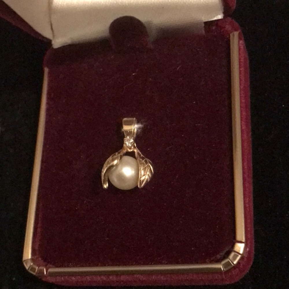 14k Cultured Pearl Pendant w/ Diamond